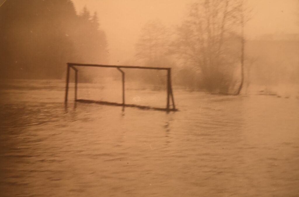 Sportplatz unter Wasser 1956
