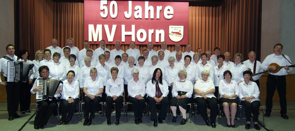 Mit über 50 Sänger überraschte die Gesangsgruppe den Musikverein bei dessen 50jährigem Jubiläum mit dem Horner Heimatlied.