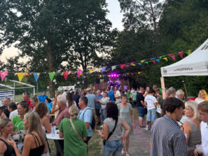 Stimmungsvolle Sommernachtsparty